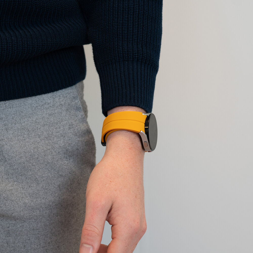 Bandz Bandz Samsung Galaxy Watch FE siliconen band met D-Buckle (geel)