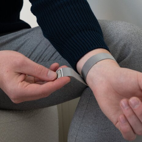 Bandz Bandz Fitbit Versa 2 Milanese loop band (zilver)