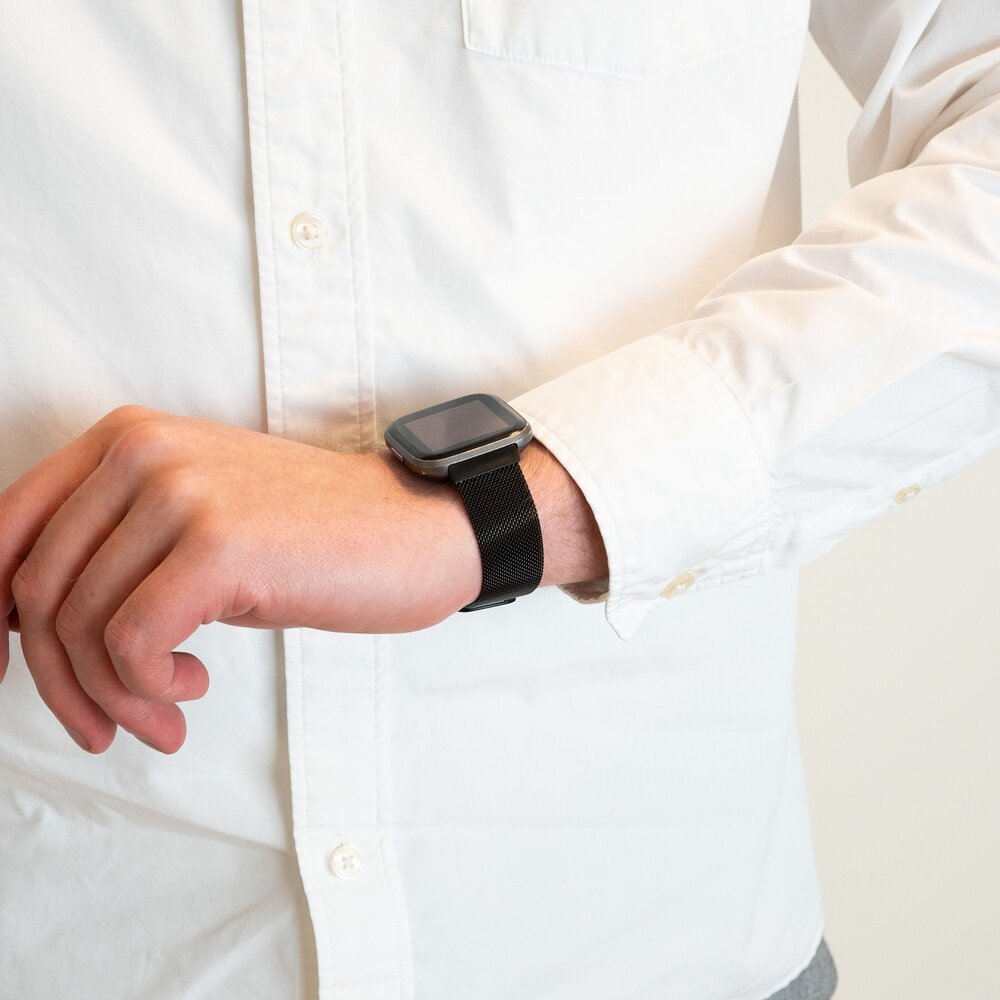 Bandz Bandz Fitbit Versa 2 Milanese loop band (zwart)