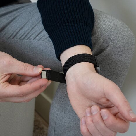 Bandz Bandz Fitbit Versa 2 Milanese loop band (zwart)