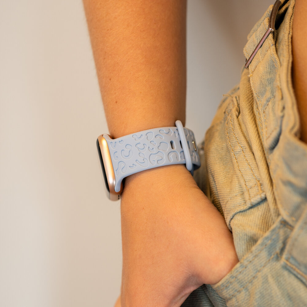 xoxo Wildhearts xoxo Wildhearts Apple Watch siliconen bandje Leopard Print (lichtblauw)