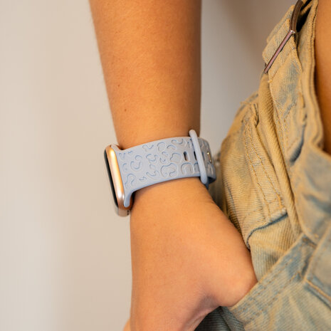 xoxo Wildhearts xoxo Wildhearts Apple Watch siliconen bandje Leopard Print (lichtblauw)