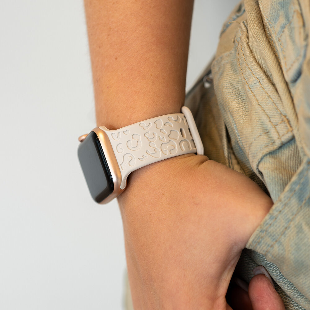 xoxo Wildhearts xoxo Wildhearts Apple Watch siliconen bandje Leopard Print (sterrenlicht)