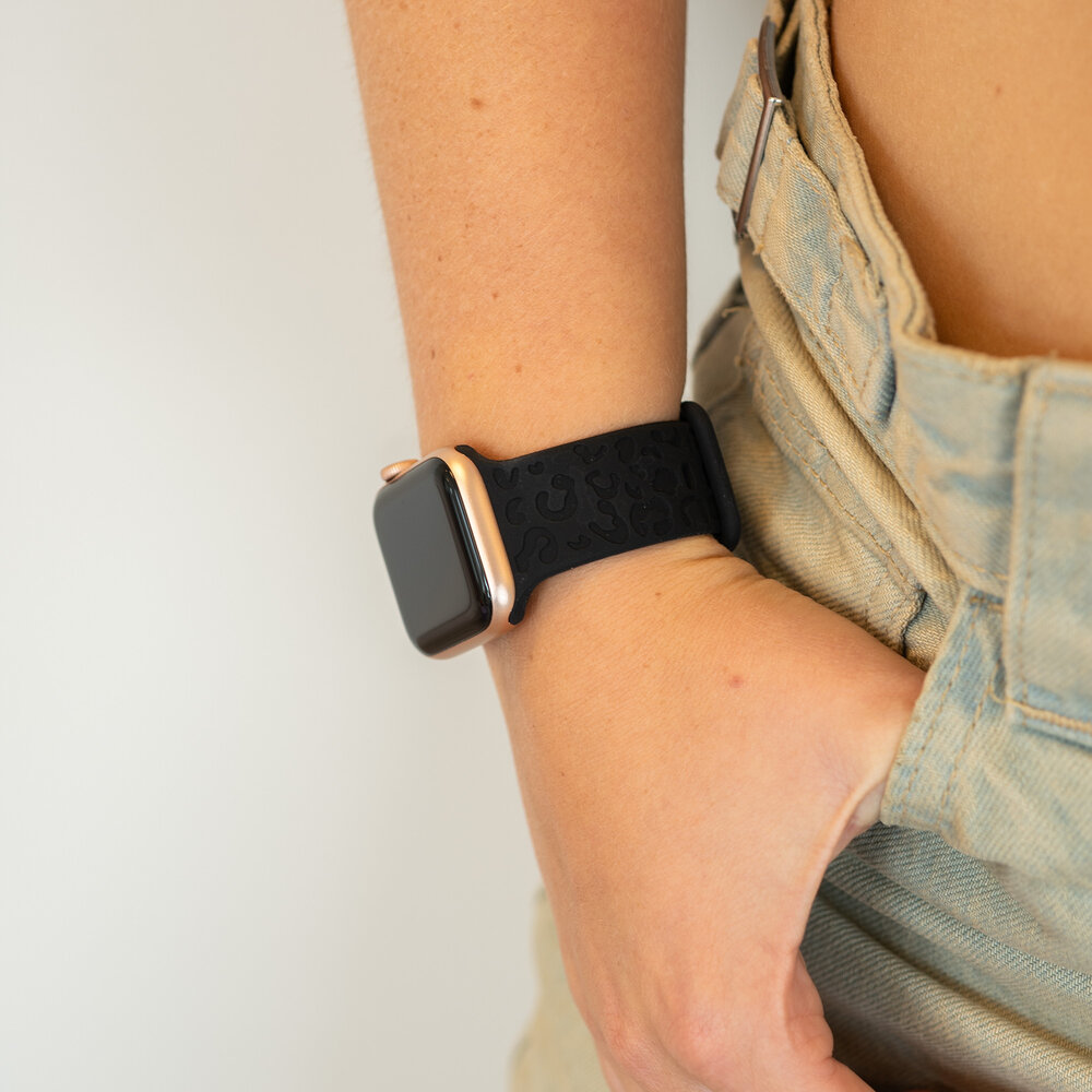 xoxo Wildhearts xoxo Wildhearts Apple Watch siliconen bandje Leopard Print (zwart) xoxo Wildhearts xoxo Wildhearts Apple Watch siliconen bandje Leopard Print (zwart)