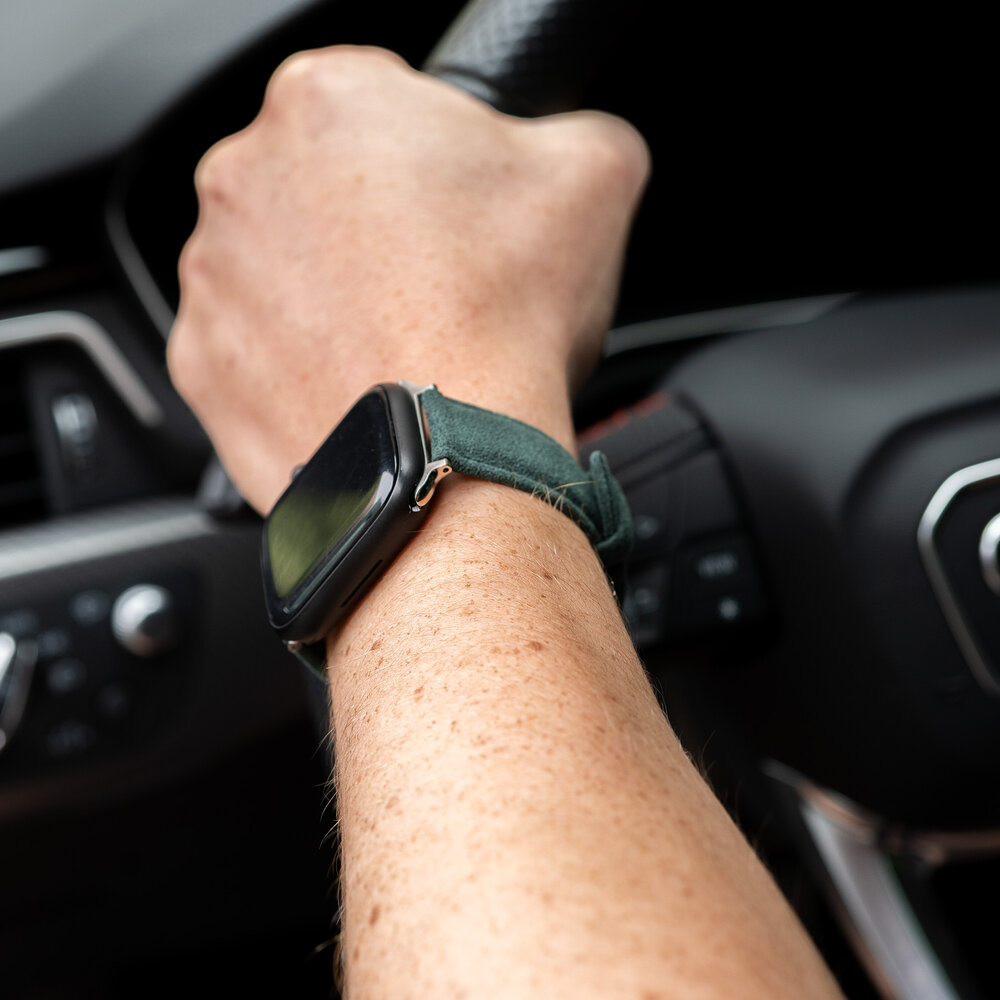 Strap-it® Strap-it Apple Watch Alcantara bandje met gesp (donkergroen)