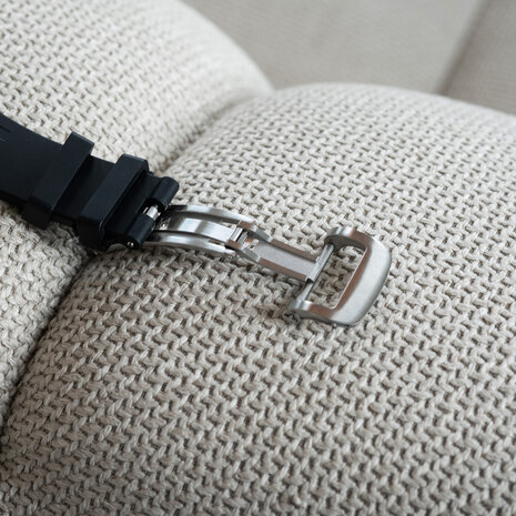 Bandz Bandz Apple Watch siliconen band 'Luxe Liquid' (zwart met zilver)