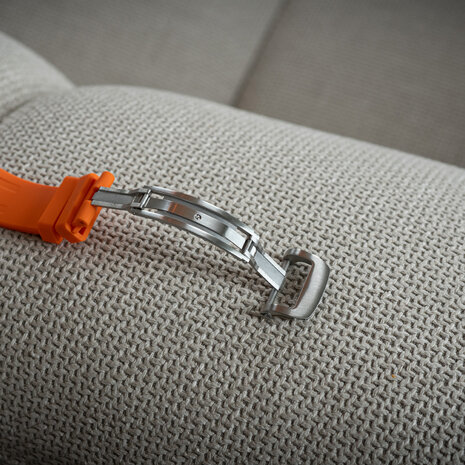 Bandz Bandz Apple Watch siliconen band 'Luxe Liquid' (oranje met zilver)