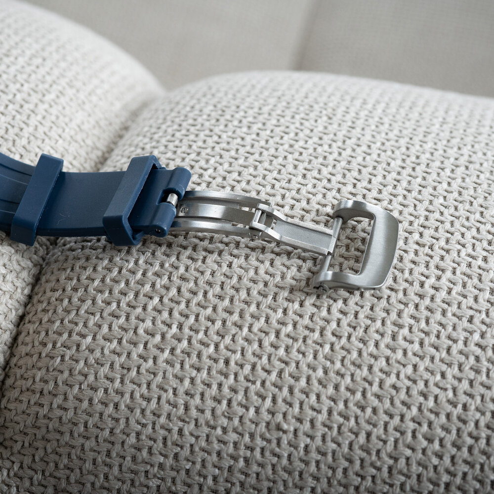 Bandz Bandz Apple Watch siliconen band 'Luxe Liquid' (blauw met zilver)