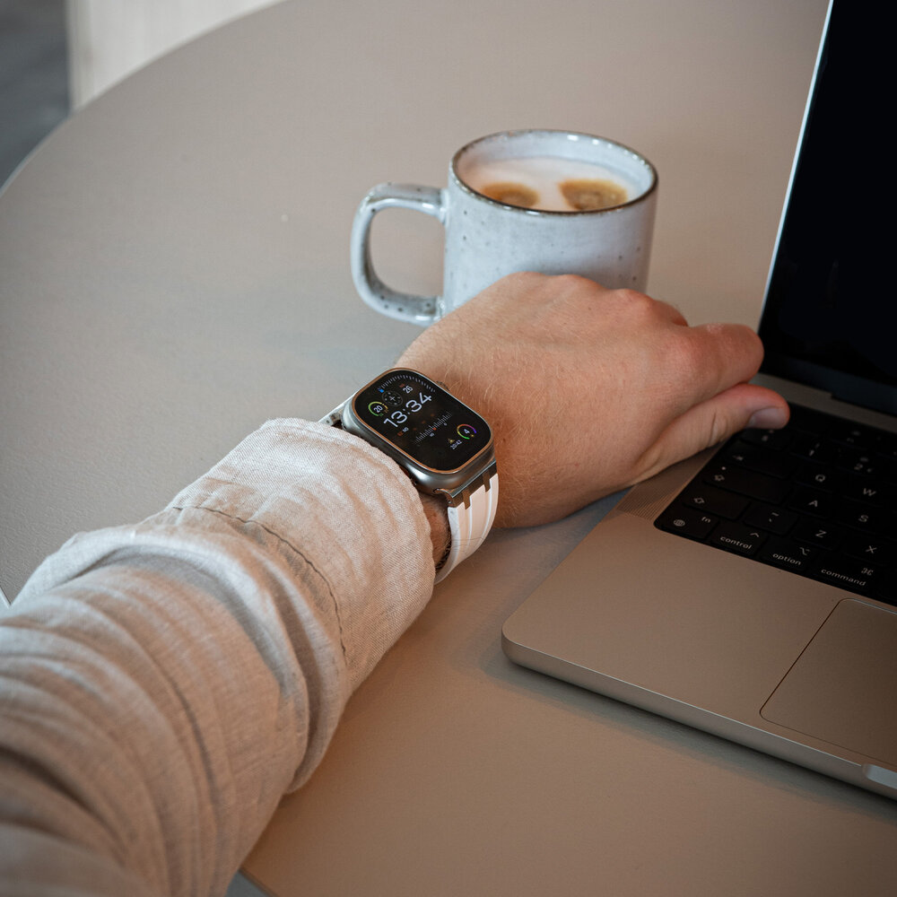 Bandz Bandz Apple Watch siliconen band 'Luxe Liquid' (wit met zilver)