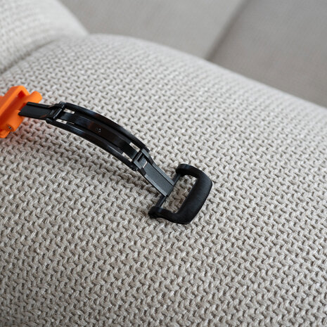 Bandz Bandz Apple Watch siliconen band 'Luxe Liquid' (oranje met zwart)