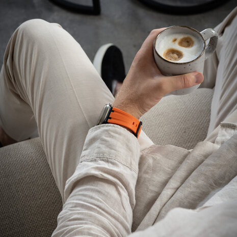 Bandz Bandz Apple Watch siliconen band 'Luxe Liquid' (oranje met zwart)