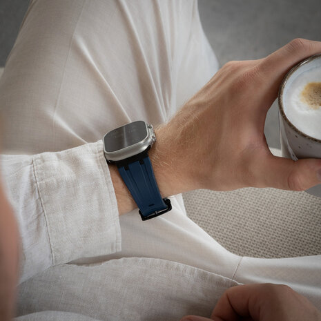 Bandz Bandz Apple Watch siliconen band 'Luxe Liquid' (blauw met zwart)