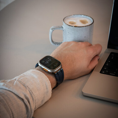 Bandz Bandz Apple Watch siliconen band 'Luxe Liquid' (blauw met zwart)