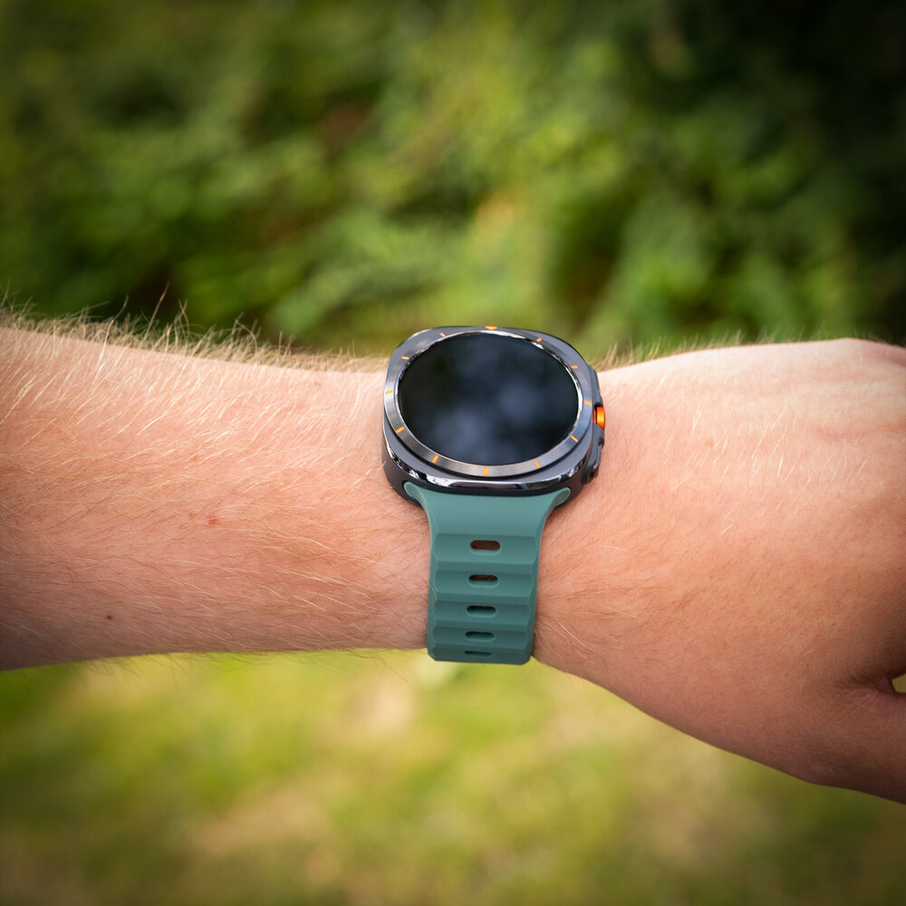 Strap-it® Strap-it Samsung Galaxy Watch Ultra outdoor siliconen bandje (donkergroen)