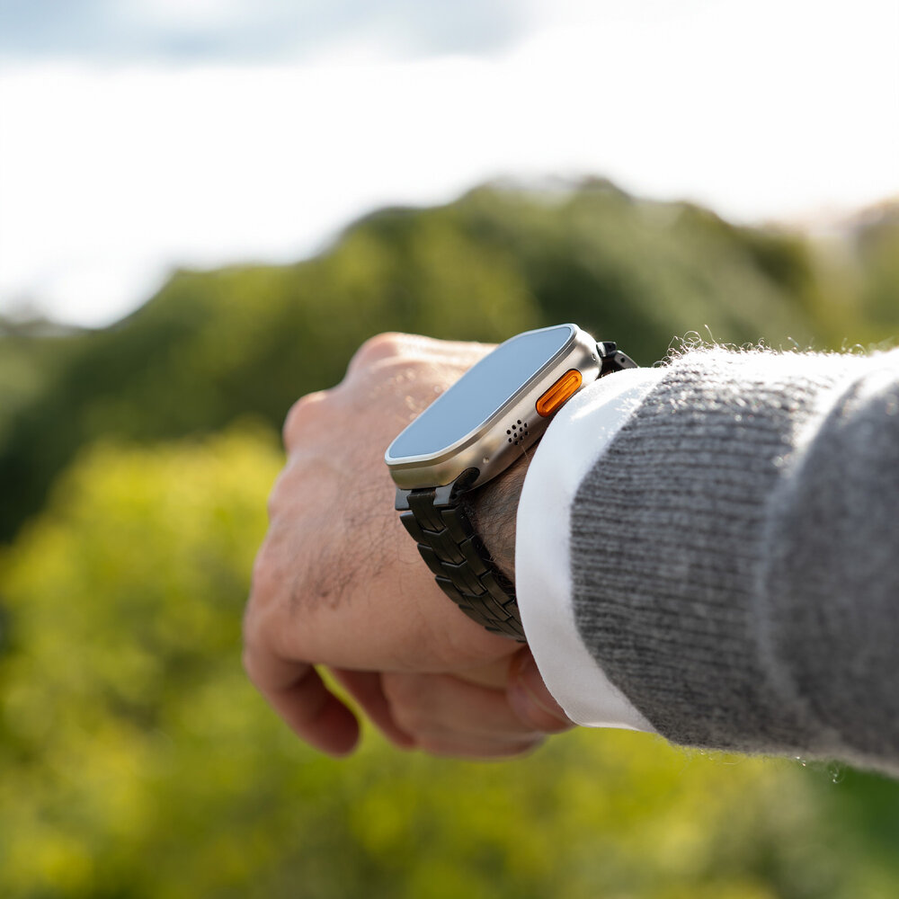 Bandz Bandz Apple Watch titanium band 'Supreme' (zwart)