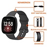 Strap-it® Strap-it Fitbit Versa 4 siliconen classic bandje (zwart) Strap-it® Strap-it Fitbit Versa 4 siliconen classic bandje (zwart)