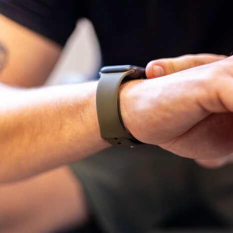 Strap-it® Strap-it Apple Watch silicone band (donkergroen)
