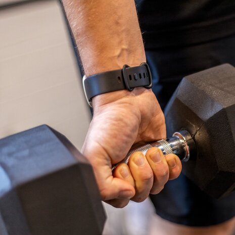 Strap-it® Strap-it Fitbit Versa 4 siliconen classic bandje (zwart)