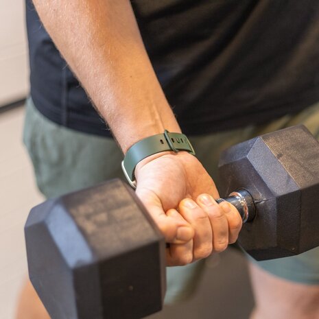 Strap-it® Strap-it Fitbit Versa 3 siliconen classic bandje (donkergroen)