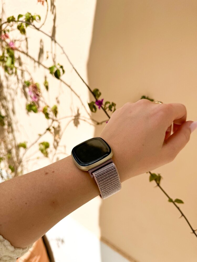 Strap-it® Strap-it Fitbit Versa 3 nylon bandje (pink sand) Strap-it® Strap-it Fitbit Versa 3 nylon bandje (pink sand)