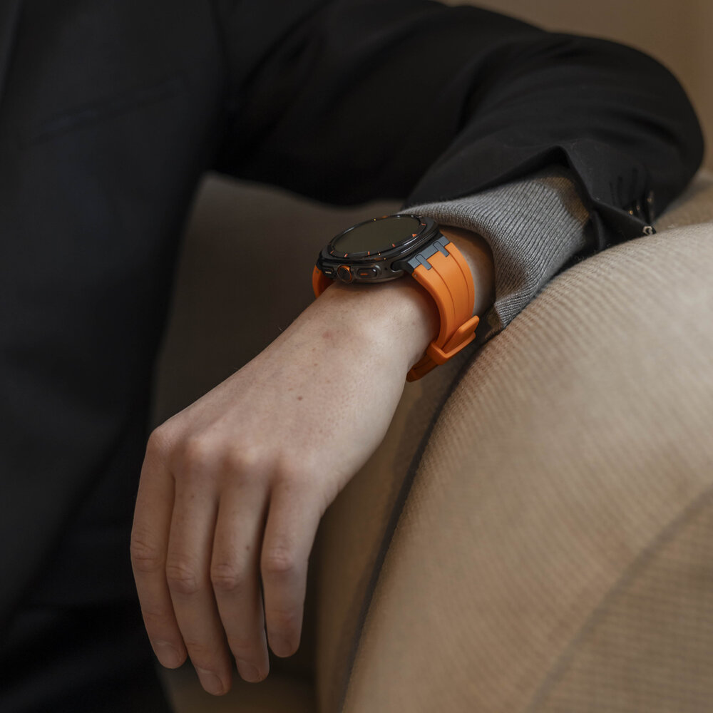 Bandz Bandz Samsung Galaxy Watch Ultra siliconen band 'Luxe Liquid' (oranje met zwart)