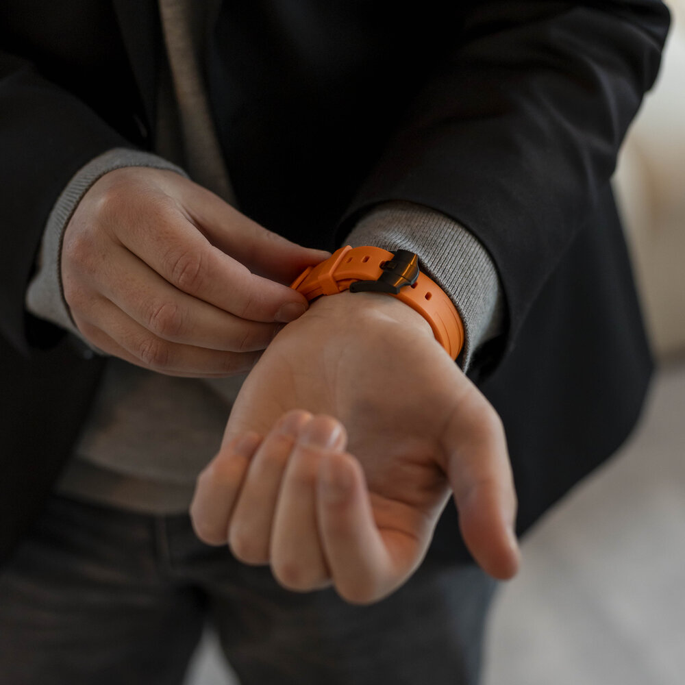 Bandz Bandz Samsung Galaxy Watch Ultra siliconen band 'Luxe Liquid' (oranje met zwart)