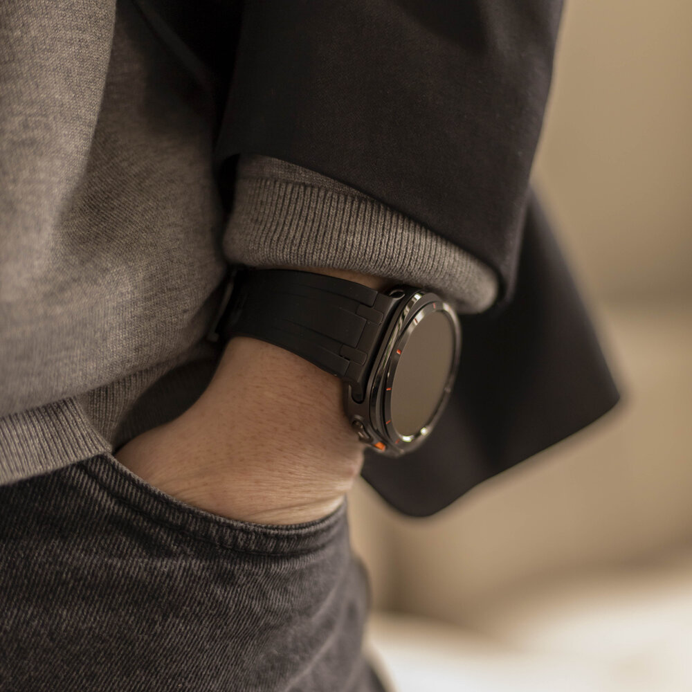 Bandz Bandz Samsung Galaxy Watch Ultra siliconen band 'Luxe Liquid' (zwart met zwart)