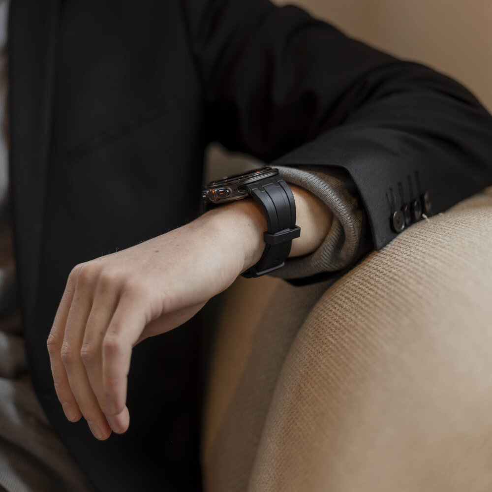 Bandz Bandz Samsung Galaxy Watch Ultra siliconen band 'Luxe Liquid' (zwart met zwart)