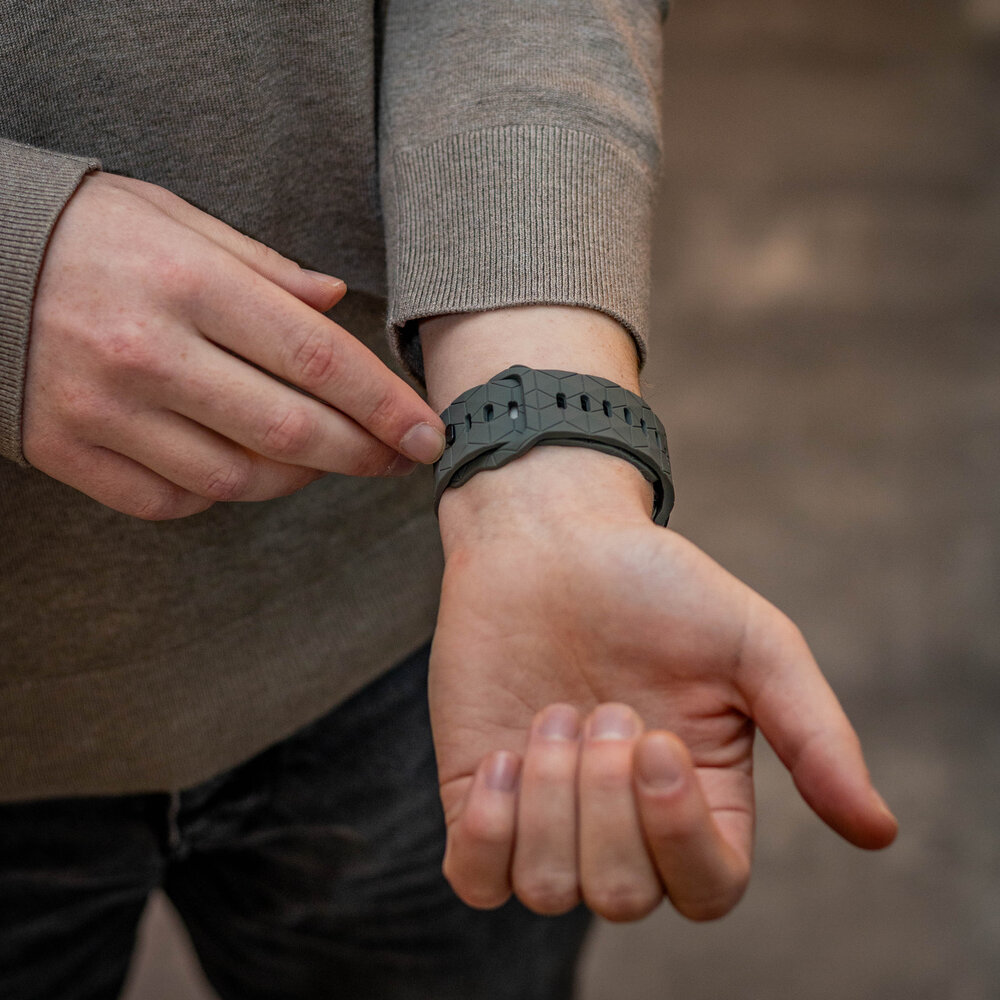 Bandz Bandz Samsung Galaxy Watch Ultra siliconen band 'Hexagons' (donkergrijs)