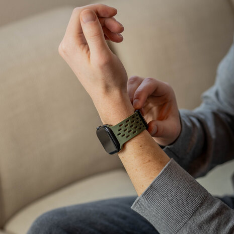 Strap-it® Strap-it Apple Watch siliconen air bandje met P-Buckle (legergroen)