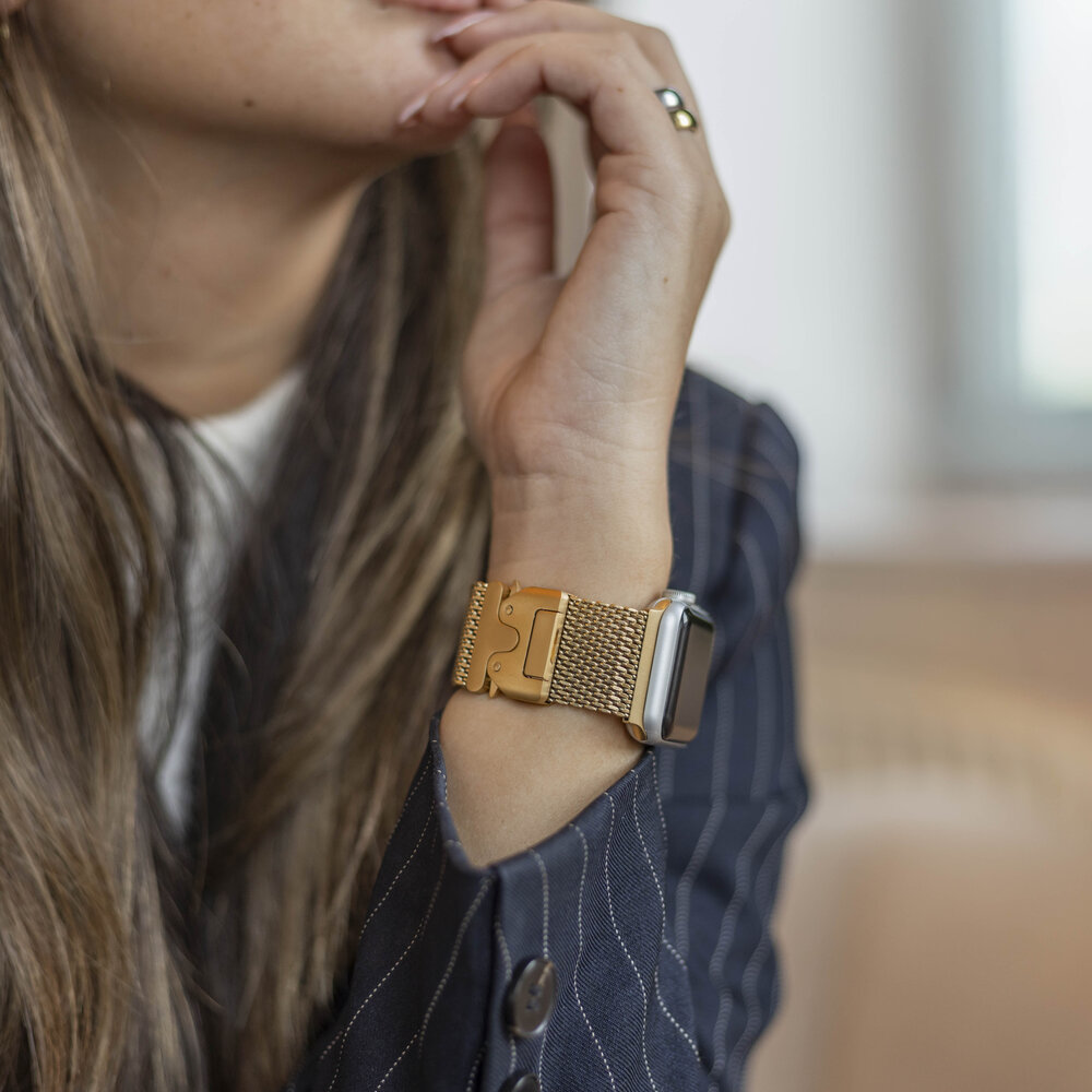 Bandz Bandz Apple Watch Milanese loop band met P-buckle (goud)