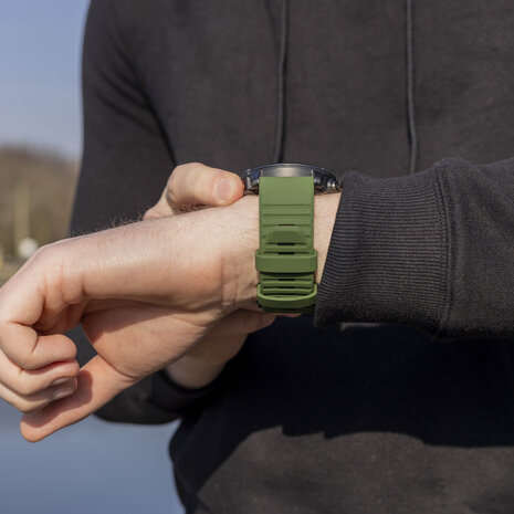 Bandz Bandz Garmin Fenix 8 - 51mm siliconen band met gesp (donkergroen)