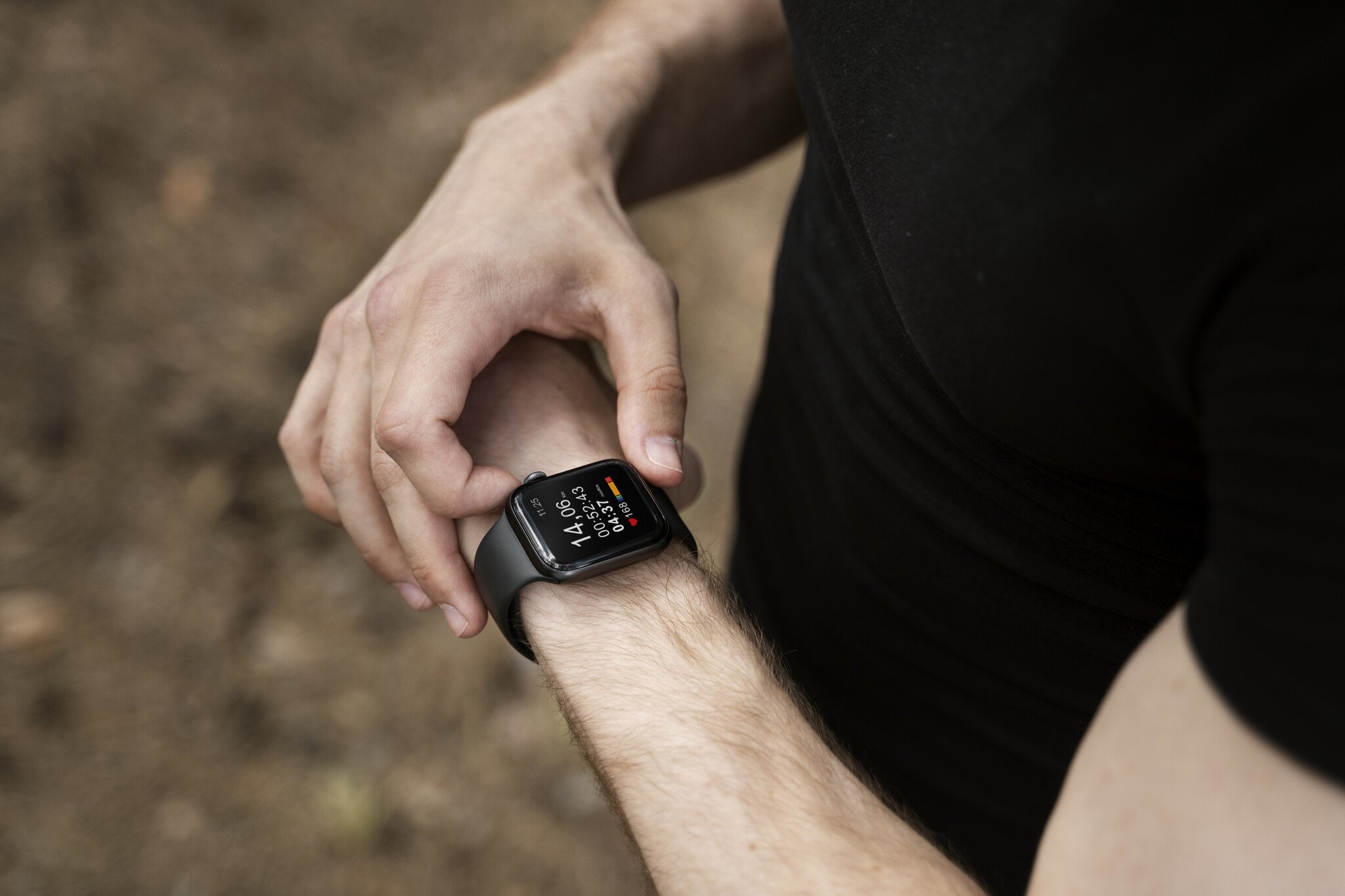 Man met Amazfit Bip 6 om de pols die aan het sporten is