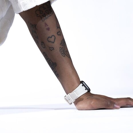 BALR. BALR Apple Watch Ultra liquid siliconen band (beige/zwart)