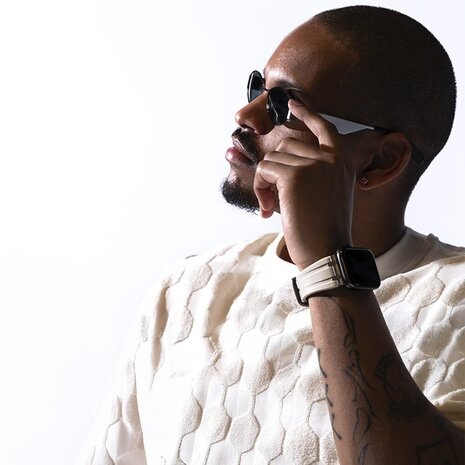 BALR. BALR Apple Watch Ultra liquid siliconen band (beige/zwart)