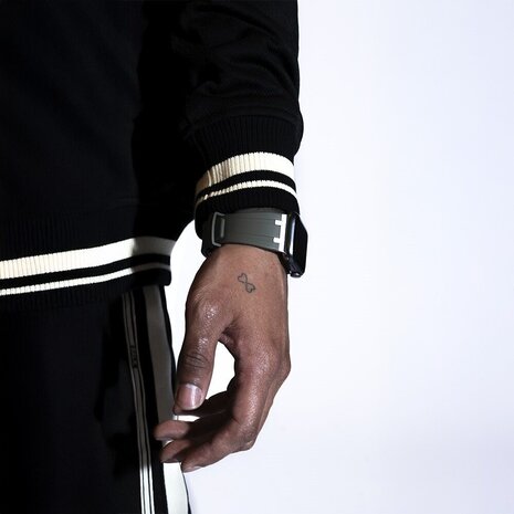 BALR. BALR Apple Watch Ultra liquid siliconen band (bruin/titanium)