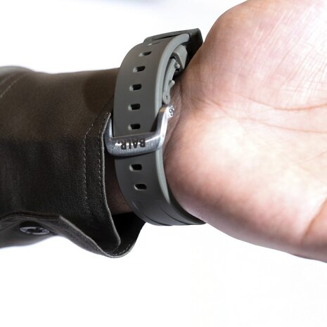 BALR. BALR Apple Watch Ultra liquid siliconen band (bruin/titanium)