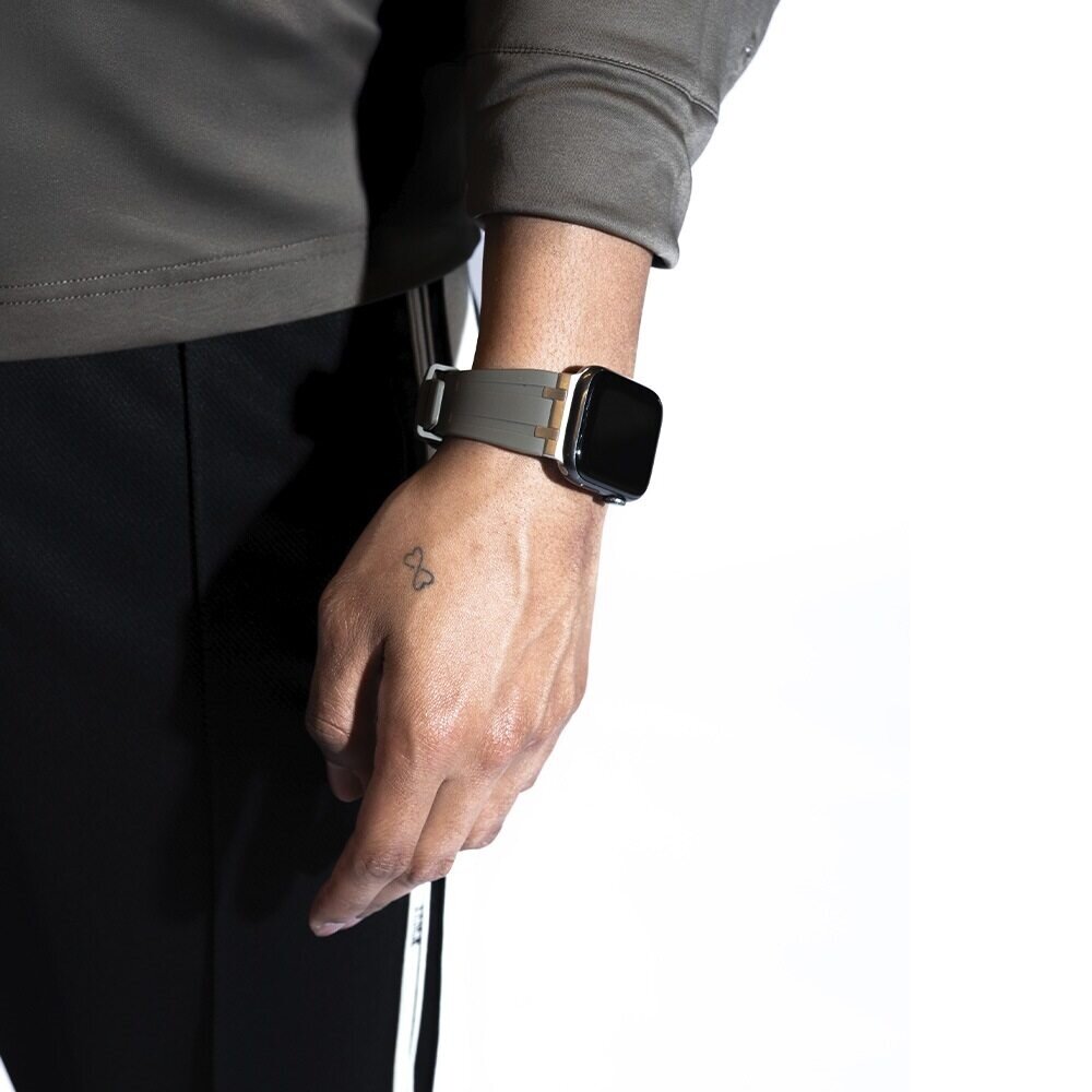 BALR. BALR Apple Watch Ultra liquid siliconen band (bruin/zilver)