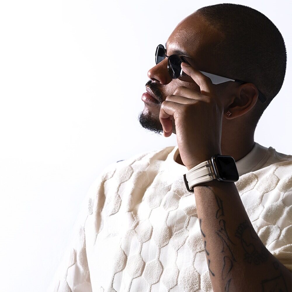 BALR. BALR Apple Watch Ultra liquid siliconen band (beige/zilver)