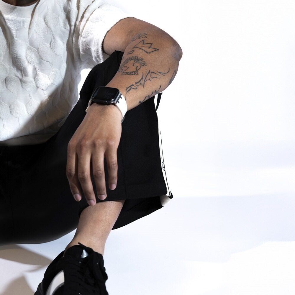 BALR. BALR Apple Watch Ultra liquid siliconen band (beige/zilver)