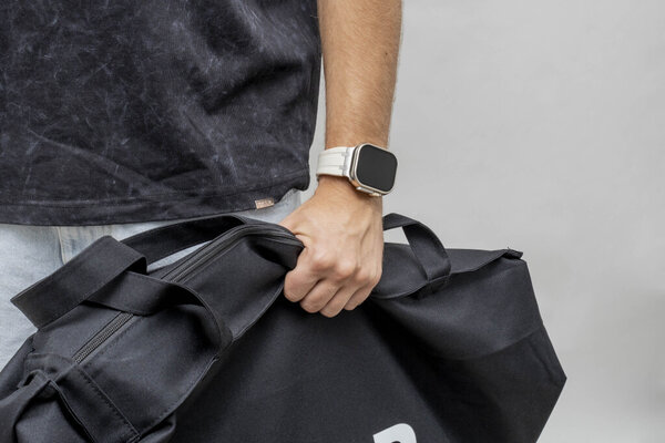 BALR. BALR Apple Watch Ultra liquid siliconen band (beige/zilver)