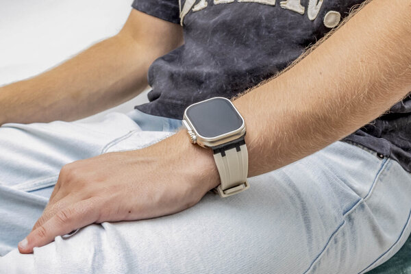 BALR. BALR Apple Watch Ultra liquid siliconen band (beige/zwart)