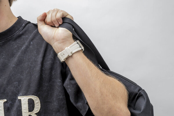 BALR. BALR Apple Watch Ultra liquid siliconen band (beige/zwart)