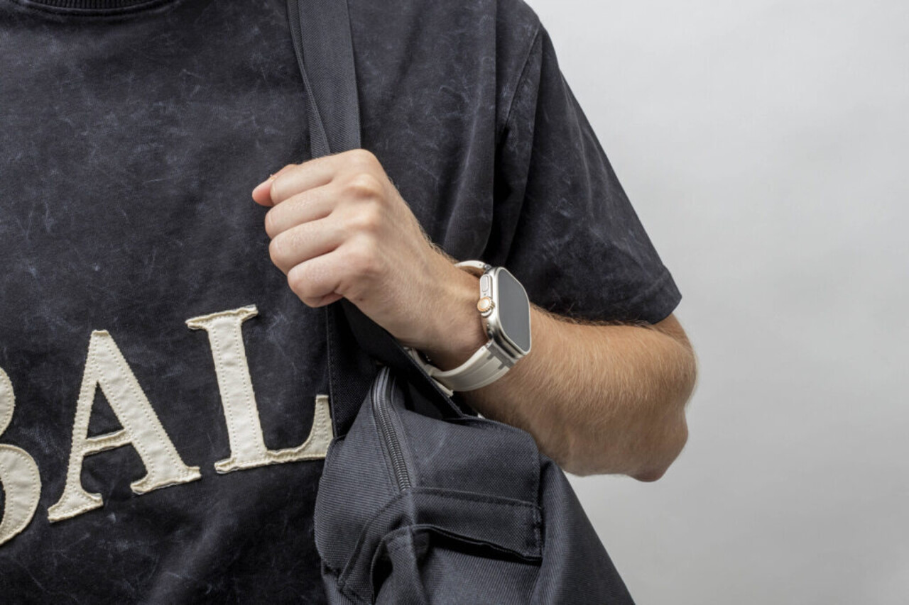 BALR. BALR Apple Watch Ultra liquid siliconen band (beige/titanium)