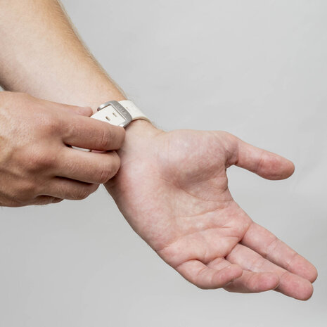 BALR. BALR Apple Watch Ultra liquid siliconen band (beige/titanium)