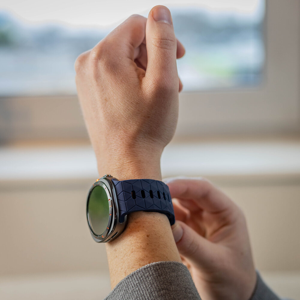 Bandz Bandz Samsung Galaxy Watch Ultra 2025 siliconen band 'Hexagons' (donkerblauw) Bandz Bandz Samsung Galaxy Watch Ultra 2025 siliconen band 'Hexagons' (donkerblauw)