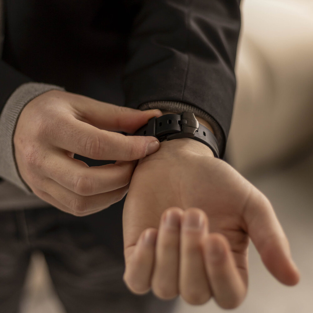 Bandz Bandz Samsung Galaxy Watch Ultra 2025 siliconen band 'Luxe Liquid' (zwart met zwart)