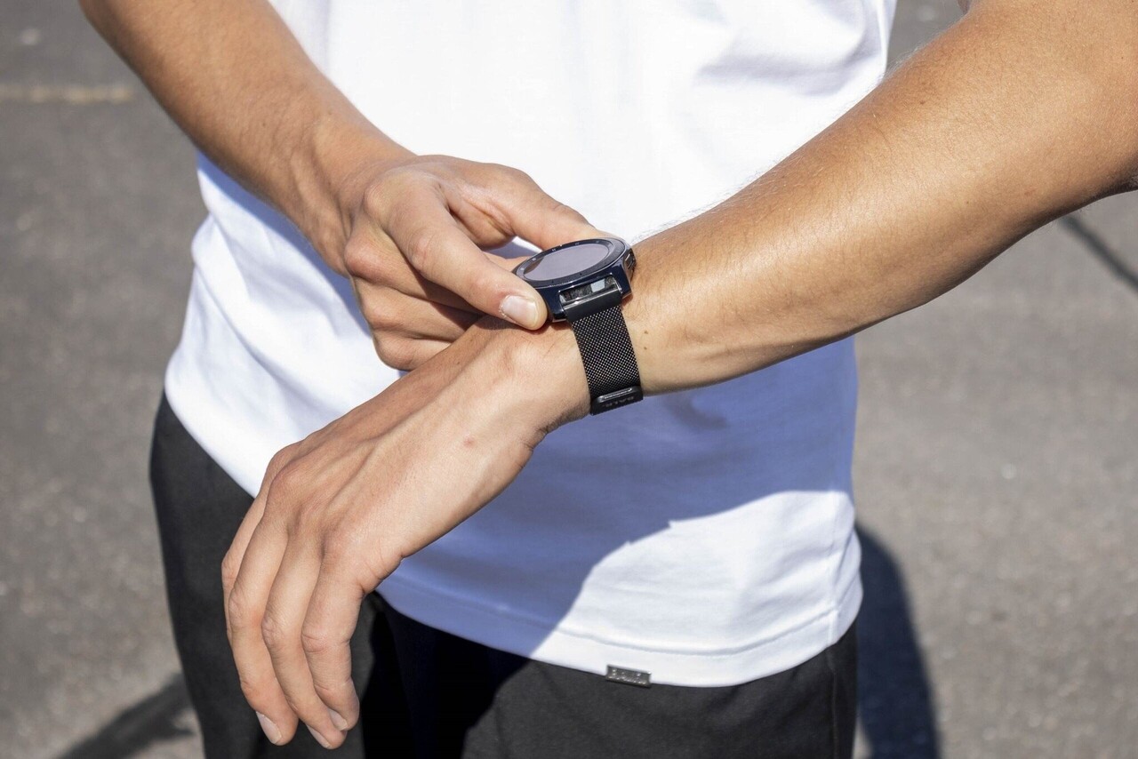 BALR. BALR Samsung Galaxy Watch 4 44mm Milanese band (zwart) BALR. BALR Samsung Galaxy Watch 4 44mm Milanese band (zwart)