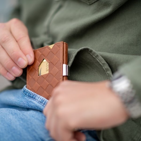 Exentri Wallet sand chess