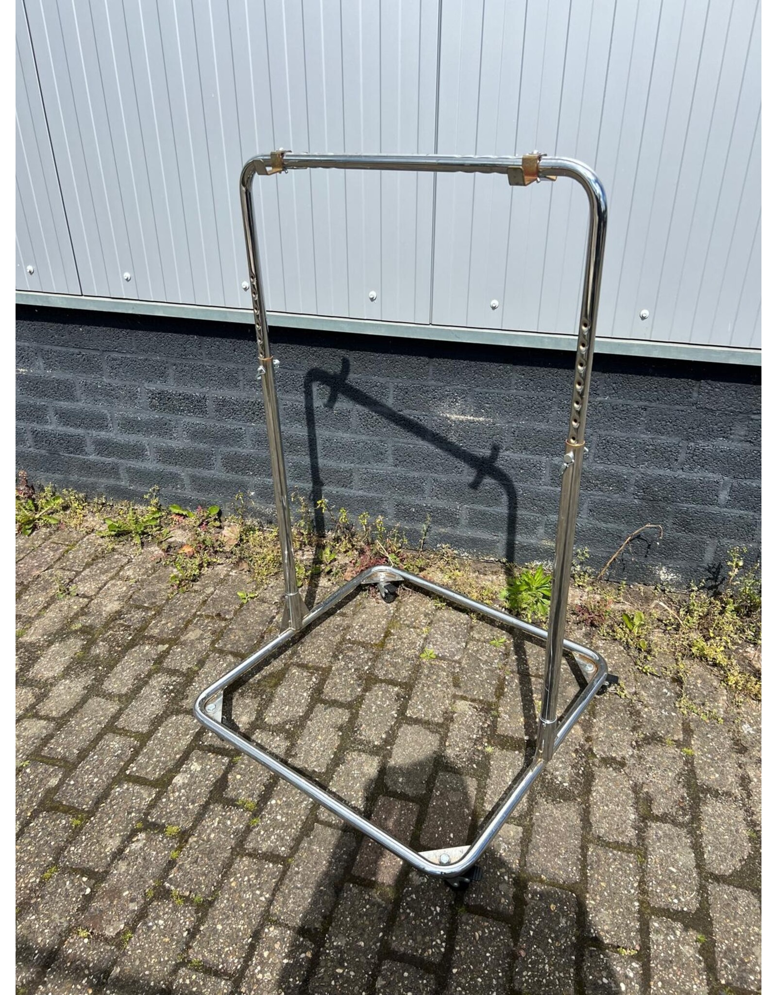 Used RR Vertical stand for 2 karts